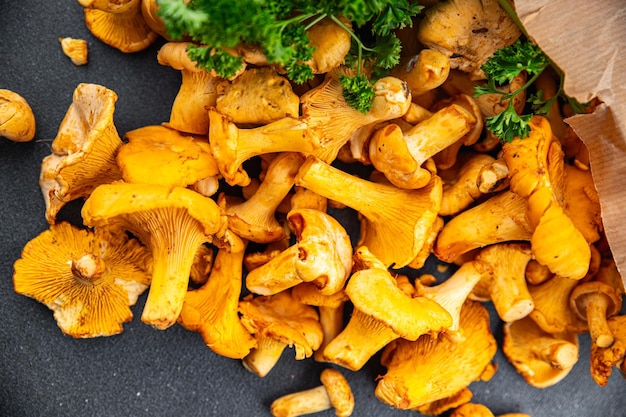 <unk>테 ⁇  신선한 버섯 맛있는 버섯 음식 테이블에 간식 복사 공간 음식 배경 시골 위에서 보는 케토 또는 팔레오 식단 채식주의자 채식주의자 음식