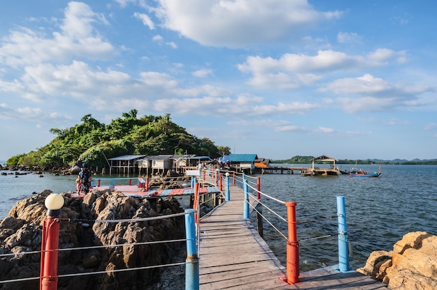 찬타부리, 태국-2020년 11월 28일: 태국 Jaedee Klang Nam Viewpoint Baan Hua Laem Chanthaburi 시의 아름다운 바다 경치가 있는 목조 다리에 있는 모르는 사람들.