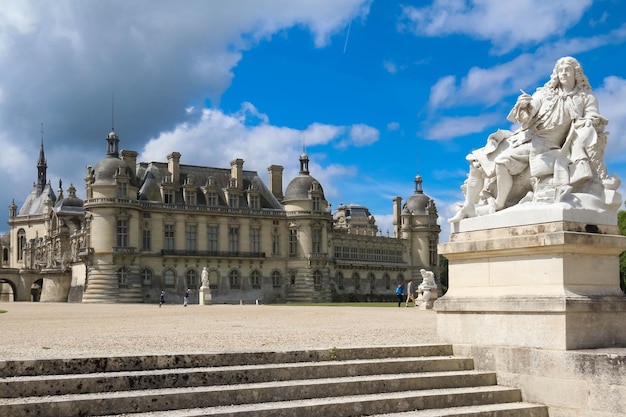 Il chantilly è un castello storico situato nel comune di chantilly ospita il museo di conde