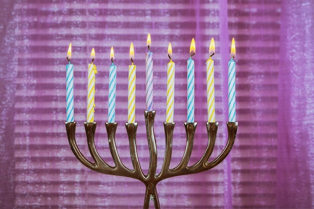 Candele chanukah tutte in una festa ebraica simbolo