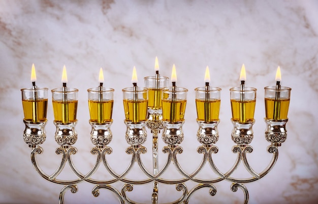 유대교 전통 유태인 휴일의 차누 카 메 노라 상징