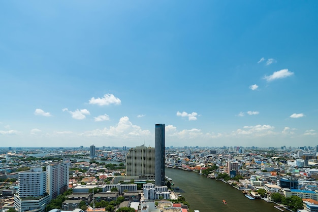 Chao Phraya-rivier met gebouw in de stad Thailand, Bangkok