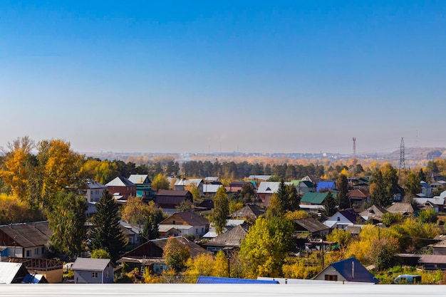 写真 美しい紅葉に混沌とした木造小屋の建築色とりどりの屋根