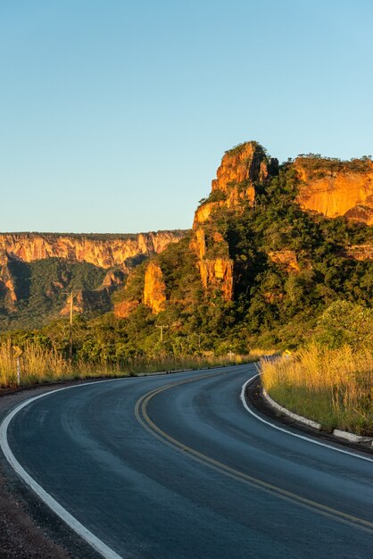 Photo chapada dos guimaraes national park near cuiaba mato grosso brazil rock formations at sunset