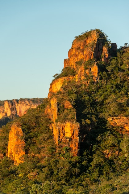 Photo chapada dos guimaraes national park near cuiaba mato grosso brazil rock formations at sunset