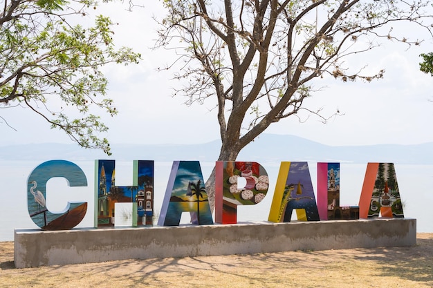 チャパラ湖の単語の文字は、メキシコのハリスコ州でオリジナルのデザインの絵画で署名します