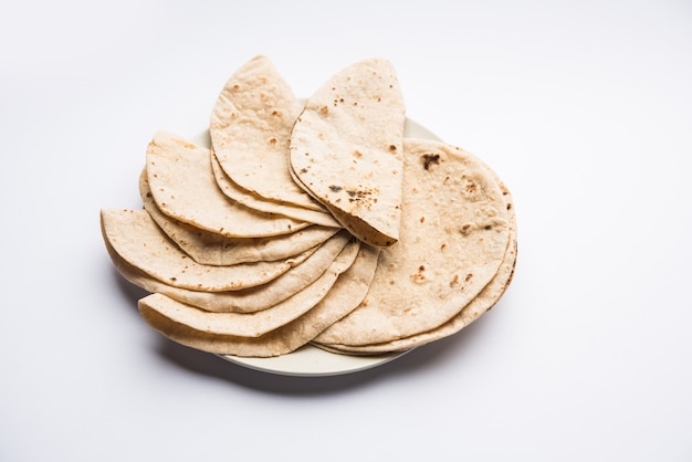 Chapati of Tava Roti ook bekend als Indiaas brood of Fulka of phulka. Hoofdingrediënt van lunch of diner in India en Pakistan. selectieve focus