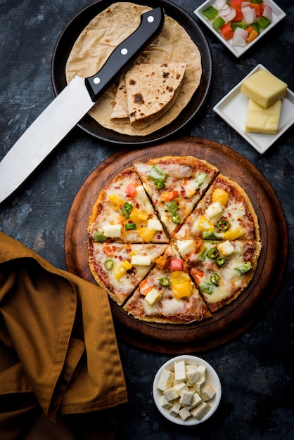 Chapati Pizza gemaakt met overgebleven Roti, Paratha met kaas, groenten, paneer en worst