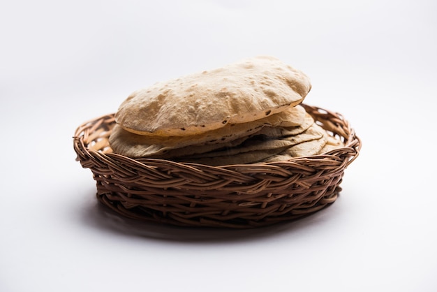 Photo chapati or tava roti also known as indian bread or fulka or phulka. main ingredient of lunch or dinner in india and pakistan. selective focus