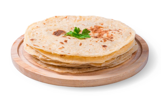 Chapati tortilla's met verse peterselie zijn geïsoleerd in close-up op een witte achtergrond