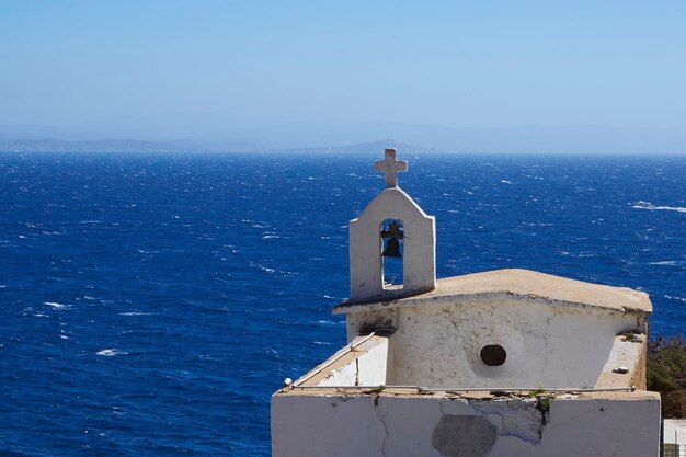 Foto cappella contro il mare a bonifacio