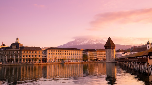 Ponte della cappella e città di lucerna, svizzera