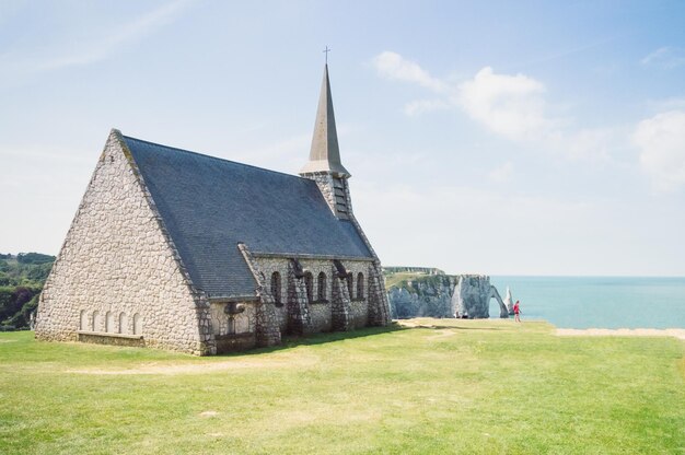 Foto cappella sul mare a etretat