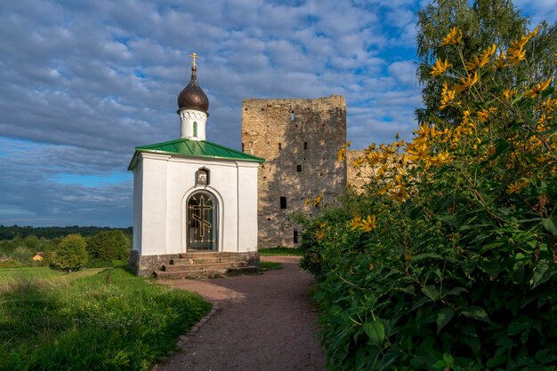 신의 어머니의 Korsunskaya 아이콘과 이즈보르스크 요새 Pskov 지역 러시아의 예배당