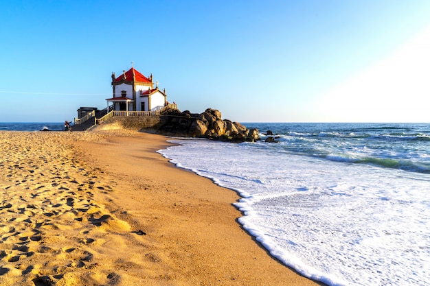 Foto cappella senhor da pedra sulla spiaggia di miramar, vila nova de gaia, porto