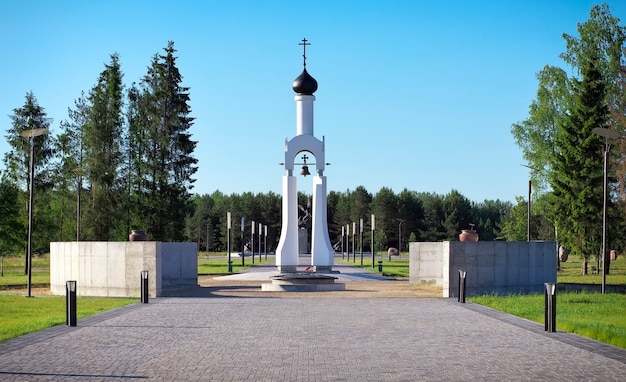 ベラルーシのスモルゴンの町にあるビクトリーパークのチャペル。第一次世界大戦の英雄の記念碑。