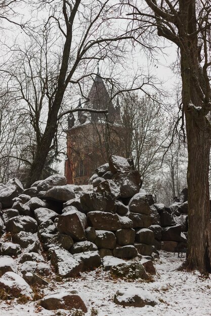 Foto chapelle in alexander park in autunno attraverso i rami la neve è già caduta come l'inverno