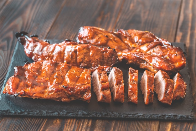 Foto char siu-varkensvlees - chinees bbq-varkensvlees op het zwarte steenbord