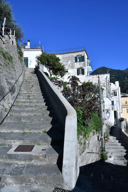 Photo a characteristic narrow street in the villages of the amalfi coast in italy