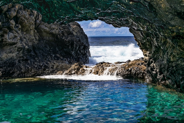 Caverna vulcanica di charco azul, el hierro, isole canarie, spagna