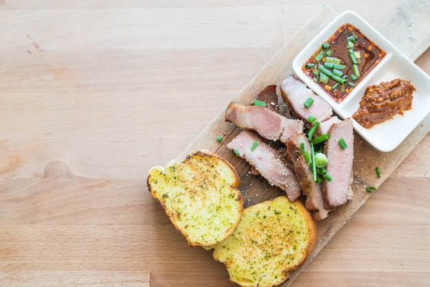 charcoal-boiled pork neck with garlic bread