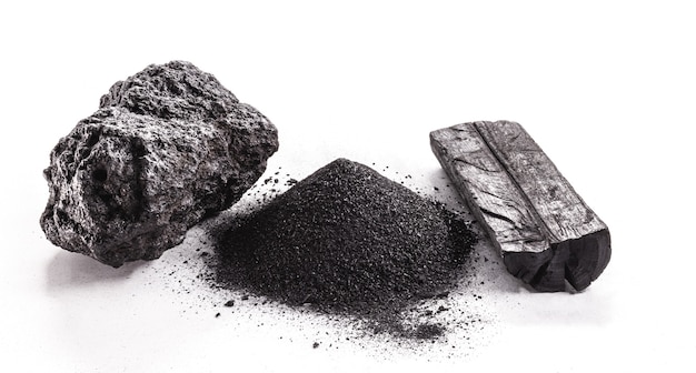 写真 孤立した白い表面に木炭、炭塵、石炭。