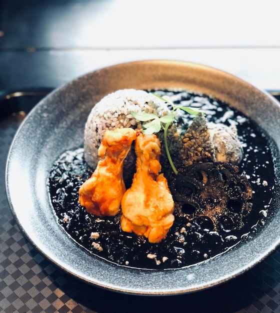 Photo charcoal curry in plate