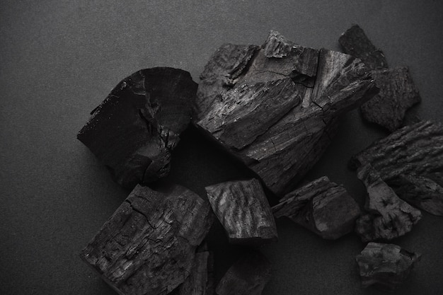 Фото Древесный уголь на черном полу