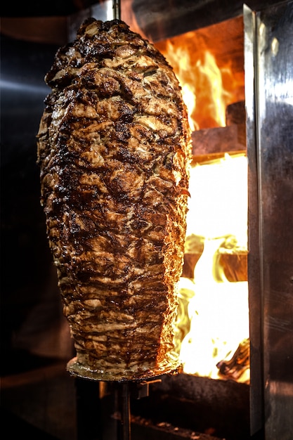 木炭シャワルマ肉。鶏肉のクローズアップは、垂直串で収集し、炭火で焼きました。