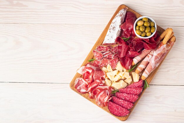 Фото charcuterie board antipasti закуски из мяса и сыра с салами prosciutto crudo или