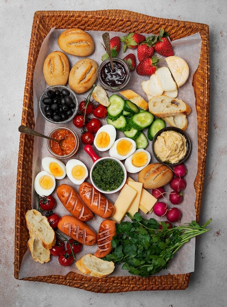 Foto salumi colazione o brunch su un vassoio