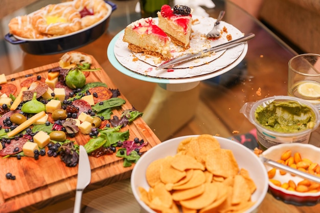 Charcuterie- en dessertdiner Symboliseert het gemeenschappelijk delen van diverse smaken, eenheid door middel van culinair