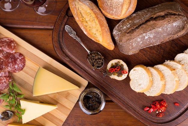 Charcuterie en Kaasschotel, Brood, Chimichurri en Rode Wijn