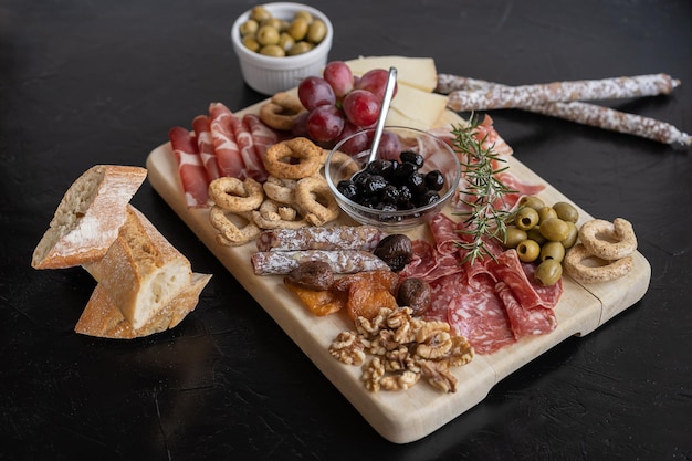 Photo charcuterie meat board