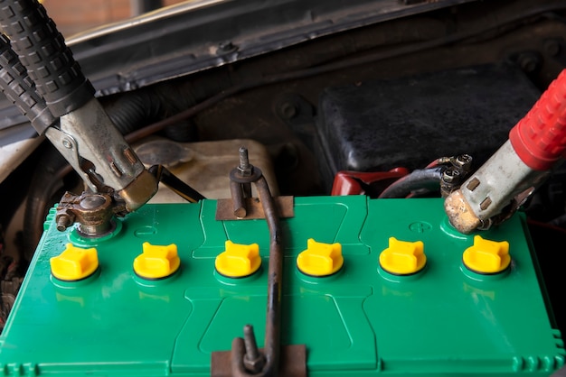 Foto ricarica della batteria dell'auto con cavi elettrici per ponticelli