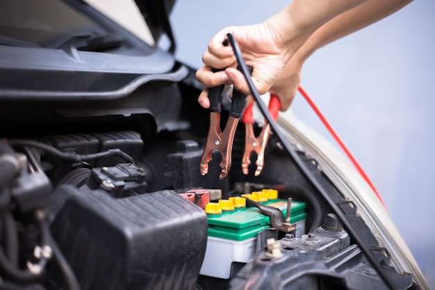 Charging car battery with electricity trough jumper cables