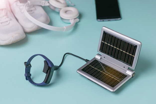 Charging the smart bracelet before training from a solar-powered device