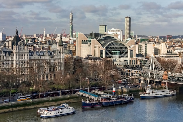 Charing Cross Staion en Hungerford Bridge