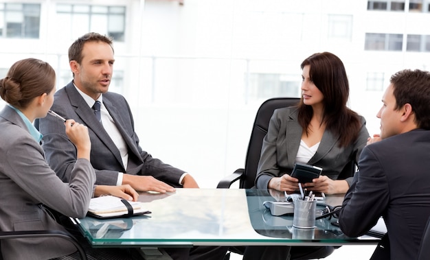 Харизматичный бизнесмен разговаривает со своими партнерами во время встречи
