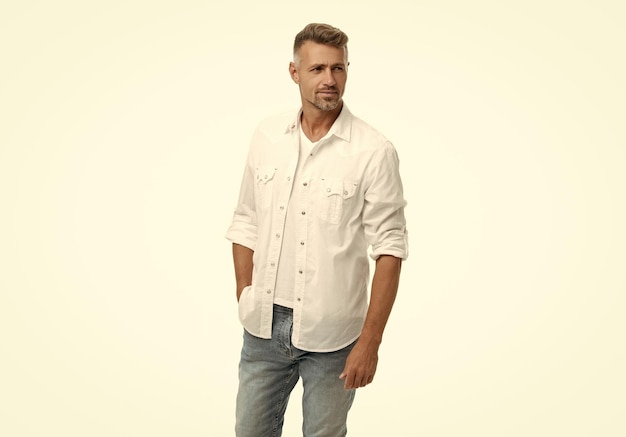 Photo charismatic grizzled guy style studio shot of grizzled guy mature grizzled guy isolated on white background grizzled guy in white shirt