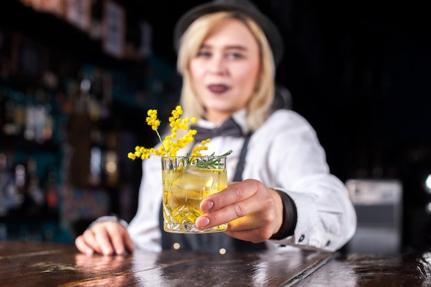 Charismatische bartendingvrouw verrast met bezoekers van de vaardigheidsbar in de kroeg