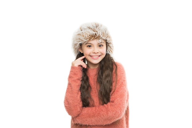 Charismatische jongen meisje draagt hoed met oorkleppen witte achtergrond. Zachte harige accessoire. Verzorgende bontkleding. Zachte kindermuts met lang haar geniet van zachtheid. Winter mode concept. Warme muts voor koud weer.