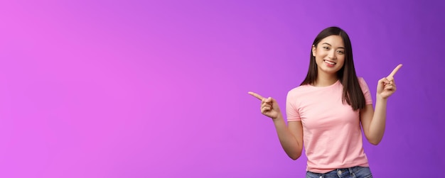 Charismatische ontspannen schattige aziatische vrouw kort kapsel zijwaarts wijzend introduceert verschillende keuzes showi