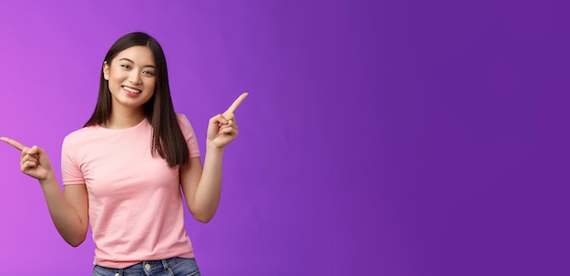 Charismatische ontspannen schattige aziatische vrouw kort kapsel zijwaarts wijzend introduceert verschillende keuzes showi