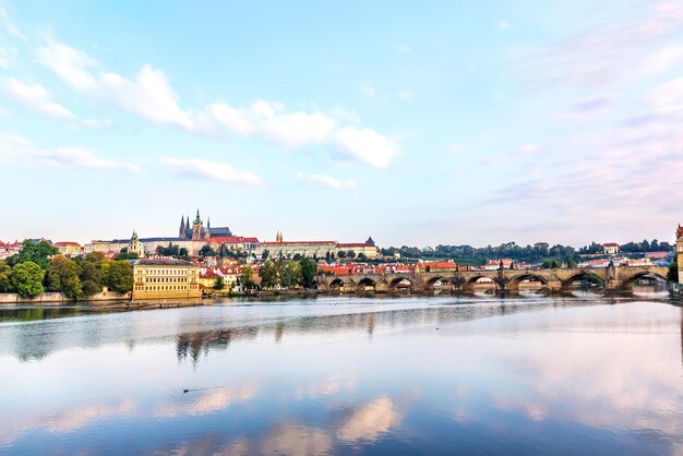 Photo charles bridge across the vltava in a cloudy summer day