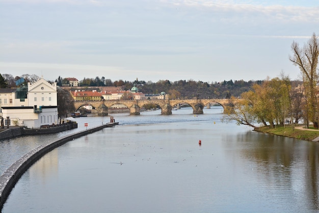 Photo charles bridge across the vltava in prague