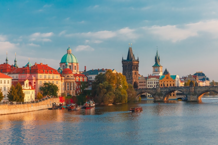 Photo charles bridge in prague (czech republic) at evening
