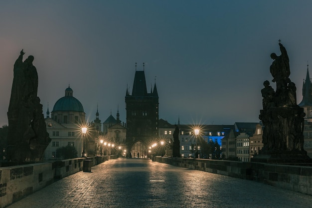 夜の照明でプラハ チェコ共和国のカレル橋