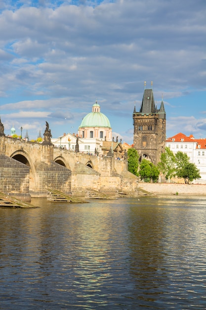 Photo charles bridge over river vltava, prague, chech republic