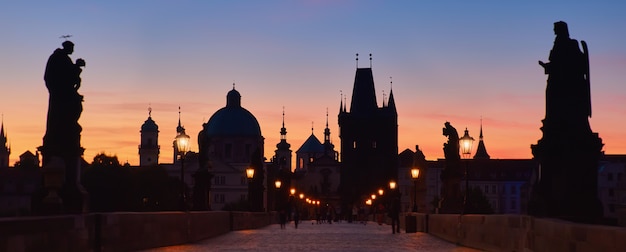 Charles bridge vroeg in de ochtend